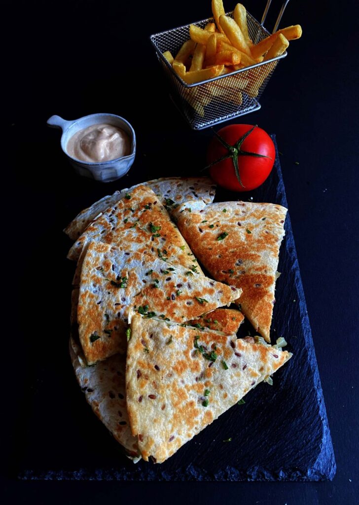 Quesadilla cu pui si cartofi prajiti